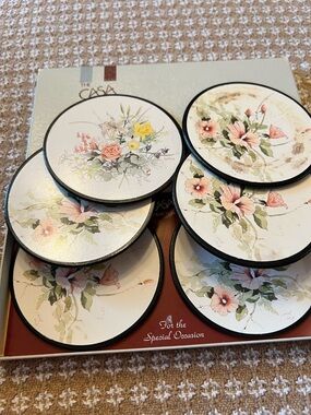 The Casa Collection Set of 6 cork backed floral design coasters in original box